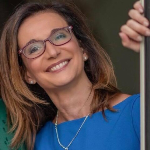 Fotografa per puro piacere, da quando, ancora adolescente, il padre le mise tra le mani la sua Minolta a telemetro degli anni 60 con l’esposimetro rotto.
“E così come faccio a fotografare?”
“Calcola le distanze, misura mentalmente la luce, usa le tacche della profondità di campo e prendi appunti su un taccuino!”