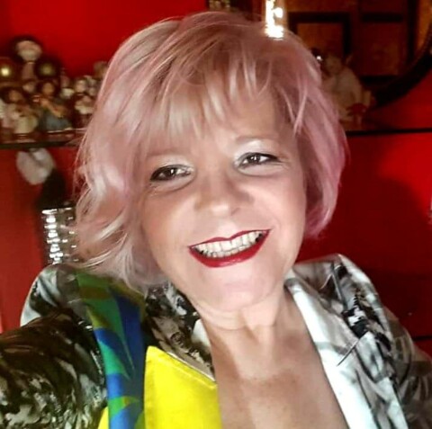 Docente nell'anima, DS con il cuore pieno d'amore per gli alunni. Ancora oggi va a Scuola con gli occhi meravigliati di una bimba che gioisce di fronte alla scoperta. Ancora oggi ha voglia di imparare, di mettersi in gioco. Ciò che vuole è trasmettere lo stesso desiderio di scoperta che l'ha guidata, affinché i loro sogni possano diventare realtà.