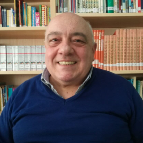 Il Maestro Bibliotecario Armando: si occupa della splendida biblioteca scolastica. Proprio come fanno i  rabdomanti,  individua i libri che brillano ascoltandoli, accarezzandoli ed annusandoli. Sa ascoltare la voce delle parole che dimorano nei libri.